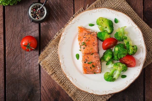 Salmão de peixe cozido com brócolis e tomate. menu dietético. menu de peixe. marisco - salmão.