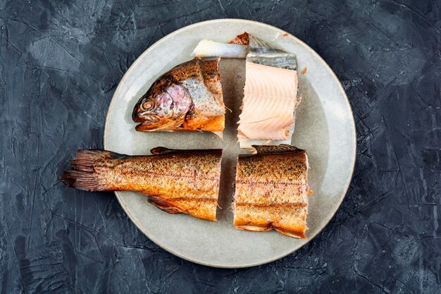 Salmão de truta fumado quente dietético cortado em um prato Vista superior