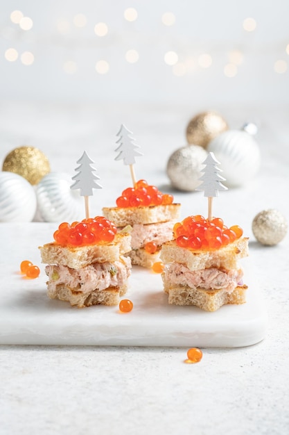 Salmão defumado creme de endro e patê de rábano para festa de natal