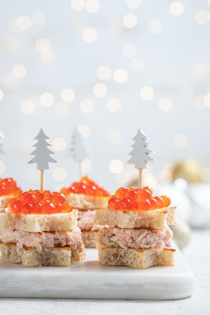 Salmão defumado creme de endro e patê de rábano para festa de natal