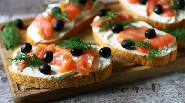 Salmão defumado em bagel com azeitonas pretas