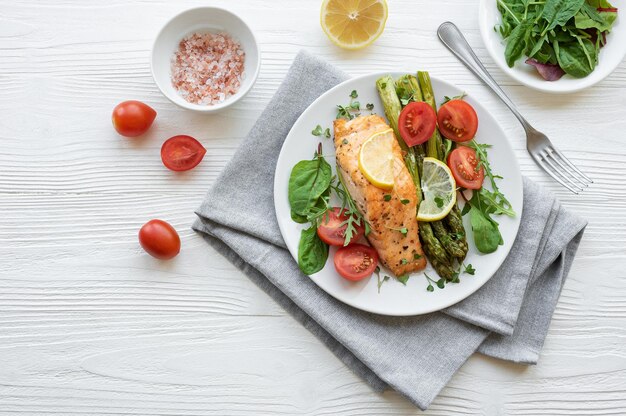 Salmão delicioso assado Espargos verdes no prato