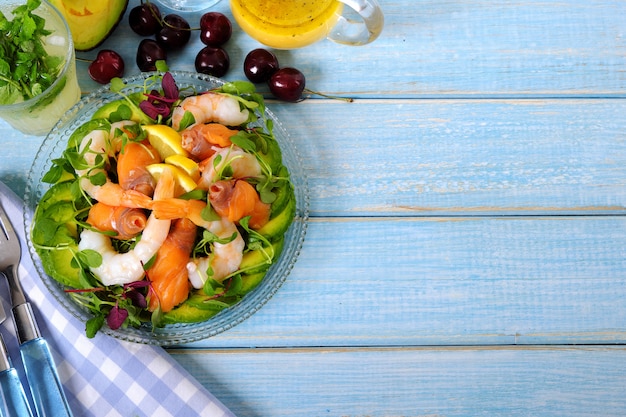 Salmão e camarão salada de verão vista superior