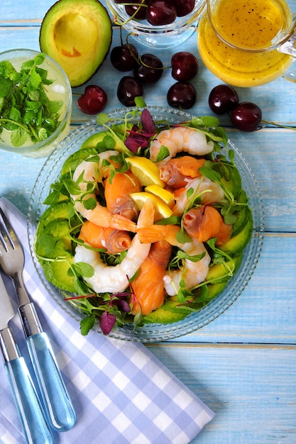 Foto salmão e camarão salada de verão vista superior