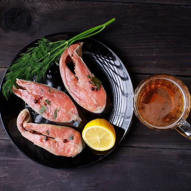 Salmão e cerveja em fundo de madeira