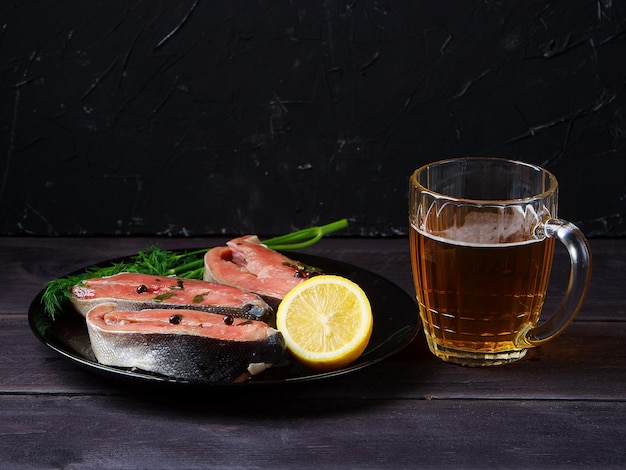 Salmão e cerveja em fundo de madeira