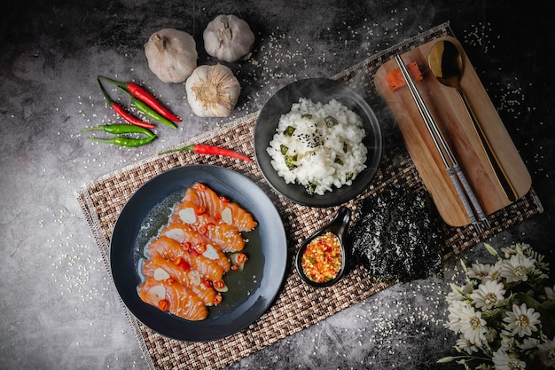 Salmão em molho de peixe Comida de estilo japonês popular entre os tailandeses hoje em dia Carne vermelha num prato preto