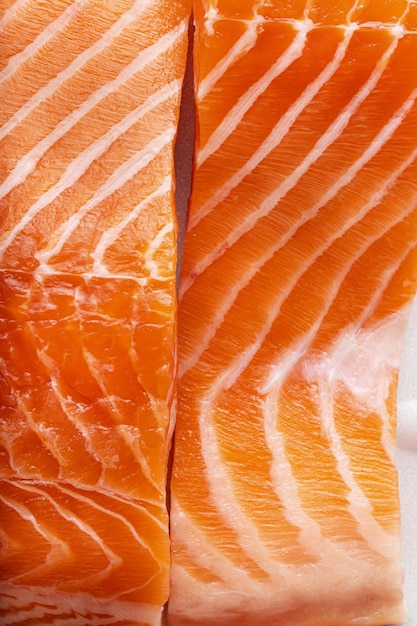 Salmão fresco cortado em pedaços e pronto para cozinhar o corte de peixe