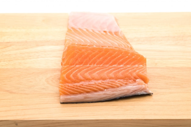 salmão fresco na placa de madeira