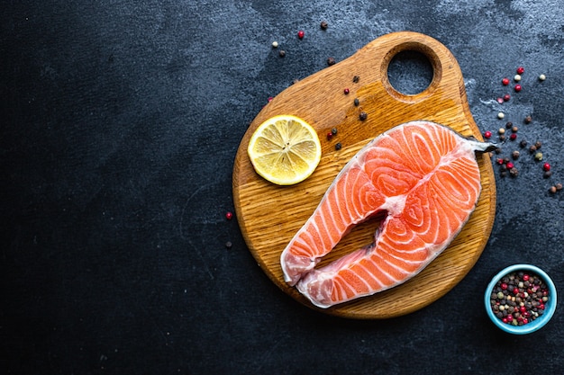 salmão fresco peixe vermelho cru pronto para cozinhar e comer na mesa