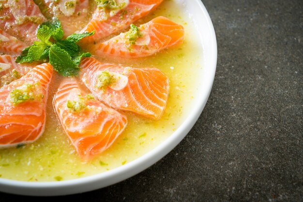 Salmão fresco picante cru em molho de salada de frutos do mar