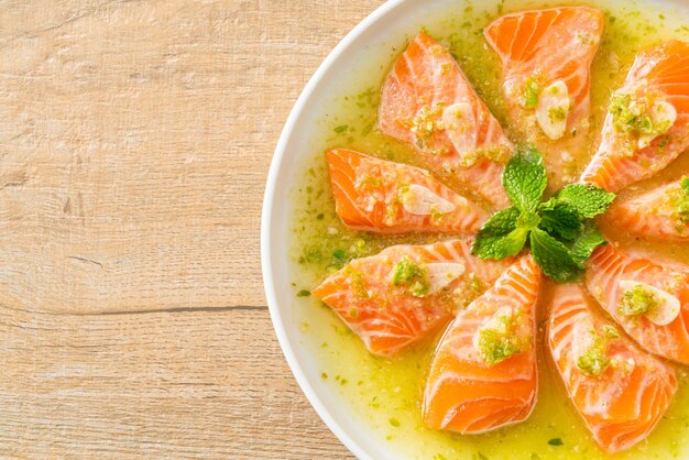 Salmão fresco picante cru em molho de salada de frutos do mar