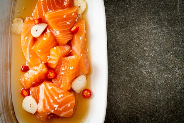 Salmão fresco shoyu marinado cru ou molho de soja em conserva de salmão - estilo de comida asiática