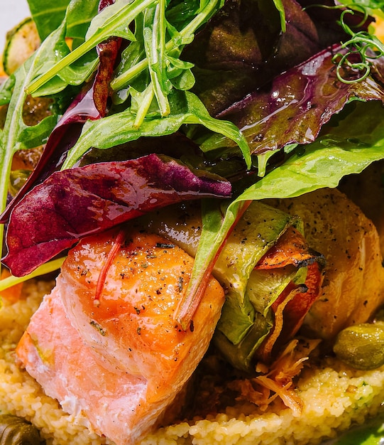 salmão frito com cous cous e rúcula