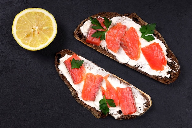 Salmão fumado com limão e cream cheese no pão preto. Cozinha tradicional escandinava.