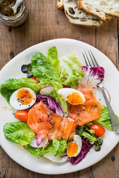 Salmão Fumado com Salada de Ovos Cozidos com Pão