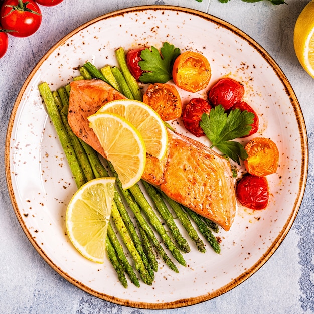 Foto salmão grelhado com aspargos e tomate