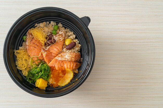 Salmão grelhado com donburi de arroz integral