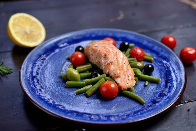 Salmão grelhado com espargos, azeitonas e tomates cereja