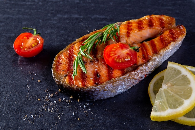 Salmão grelhado com folha de salada fresca