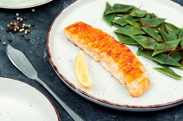 Salmão grelhado com guarnição de vegetais