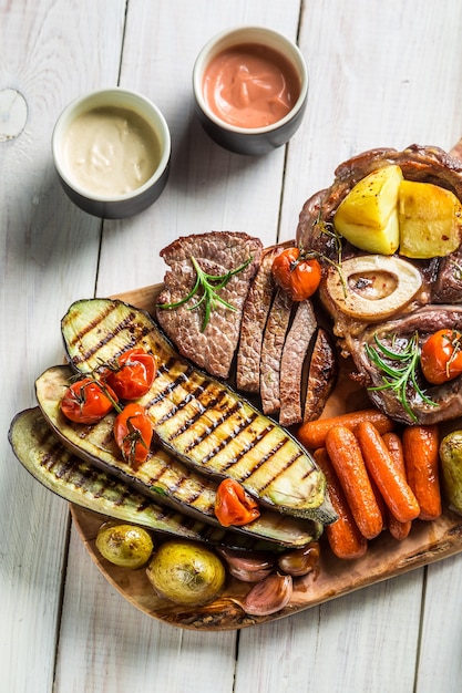 Foto salmão grelhado com legumes