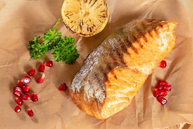 Salmão grelhado com pomagranate e limão em papel pergaminho