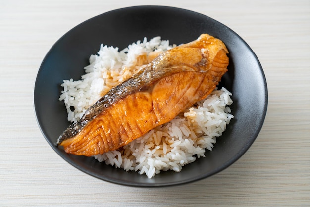 Salmão grelhado com tigela de arroz ao molho de soja