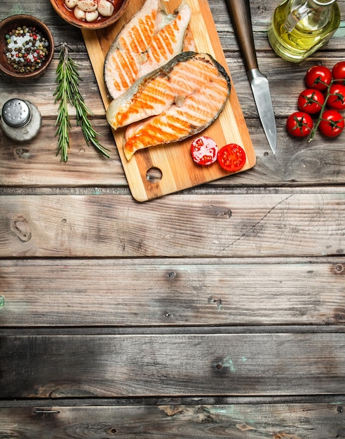 Salmão grelhado com tomate e especiarias