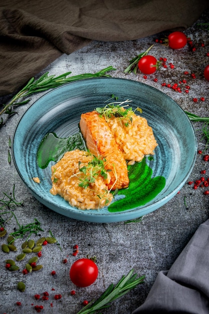 Salmão grelhado e bife de salmão com arroz e molho