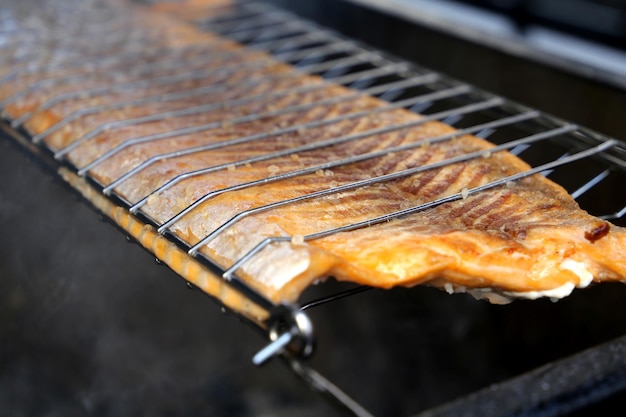 Salmão grelhado em churrasco no Brasil Com sal grosso e marcas de grelha