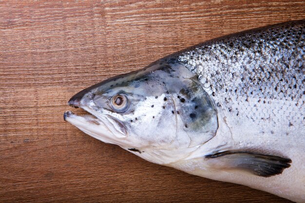 Salmão na mesa cozinhando frutos do mar