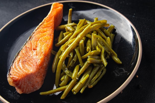 salmão peixe frito e feijão verde refeição lanche dieta na mesa cópia espaço fundo de comida