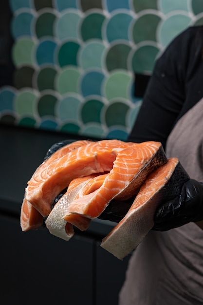 salmão refrigerado em uma loja de peixe