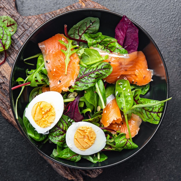 salmão salada fresco folhas verdes ovo alface saudável refeição comida dieta lanche na mesa