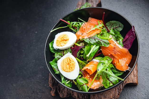 salmão salada fresco folhas verdes ovo alface saudável refeição comida dieta lanche na mesa