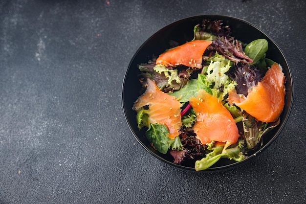 salmão salada peixe vermelho aperitivo fresco prato saudável refeição comida lanche dieta na mesa espaço para texto