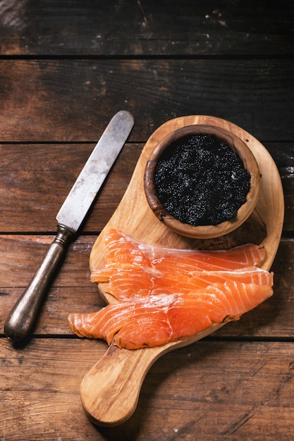 Salmão salgado e caviar preto