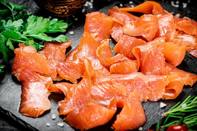 Salmão salgado perfumado em uma placa de pedra