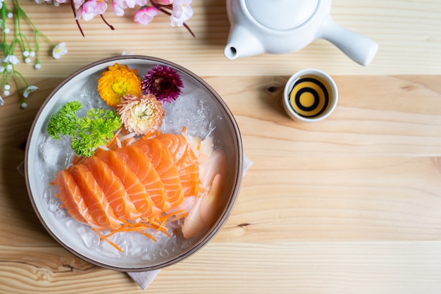 Salmão sashimi fatia fresco servir no gelo com chá, estilo japonês, vista superior