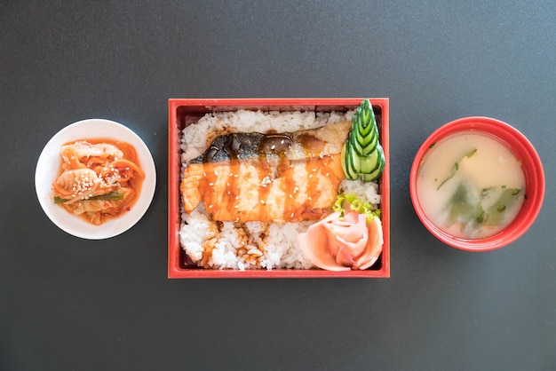 salmão teriyaki em cima de arroz em caixa