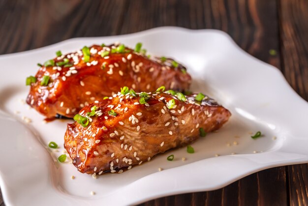 Salmão Teriyaki no prato branco