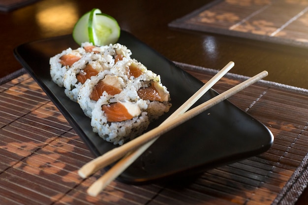 Foto salmão uramaki filadélfia