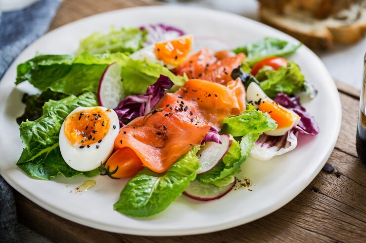 Salmón ahumado con ensalada de huevos cocidos por un poco de pan