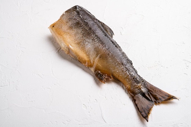 Salmón ahumado fresco sobre fondo de mesa de piedra blanca con espacio para copiar texto