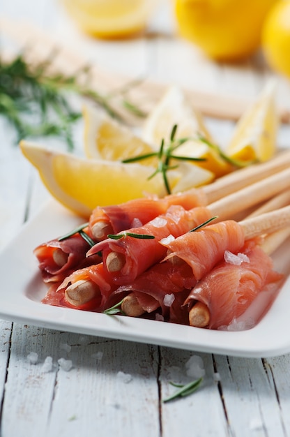 Salmón ahumado con limón y romero.