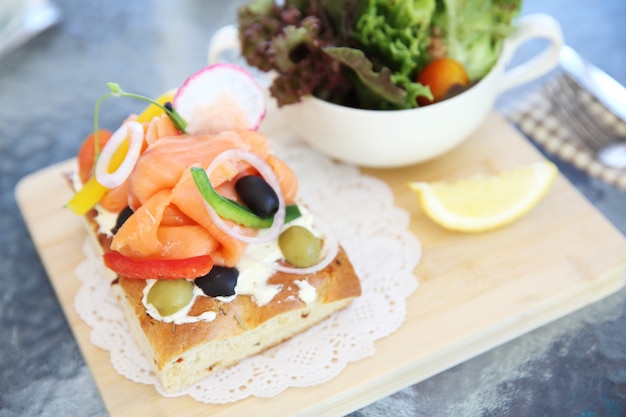 Salmón ahumado con pan