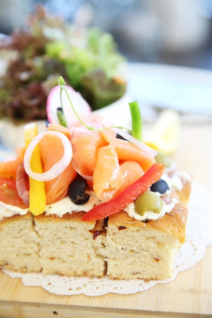 Salmón ahumado con pan