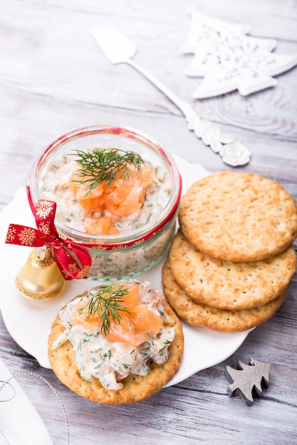 Foto salmón ahumado, queso blando y salsa de eneldo