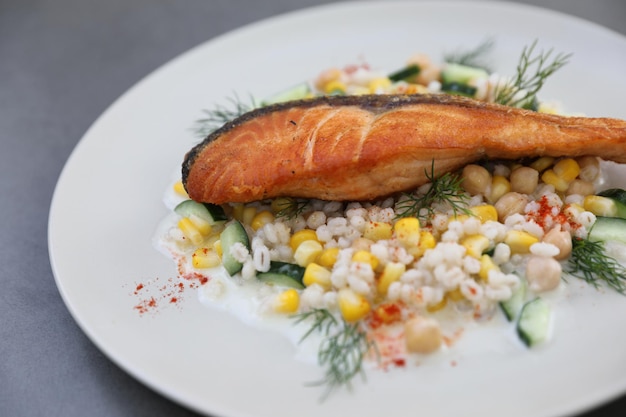 Foto salmón al horno con judías ensalada de lágrimas de job